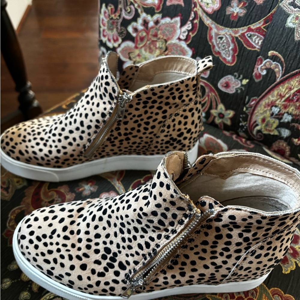 Taylor Black and Tan  spotted Ankle Booties great condition!